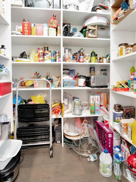 Activo con contrato: $2,595,000 (5 camas, 4 baños, 4308 Pies cuadrados)