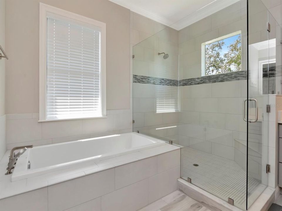 Activo con contrato: $2,595,000 (5 camas, 4 baños, 4308 Pies cuadrados)