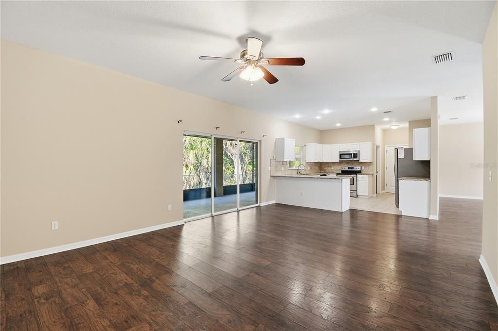 En Venta: $385,000 (4 camas, 2 baños, 2039 Pies cuadrados)