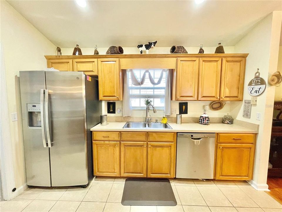 На продажу: $339,900 (4 спален, 2 ванн, 1823 Квадратных фут)