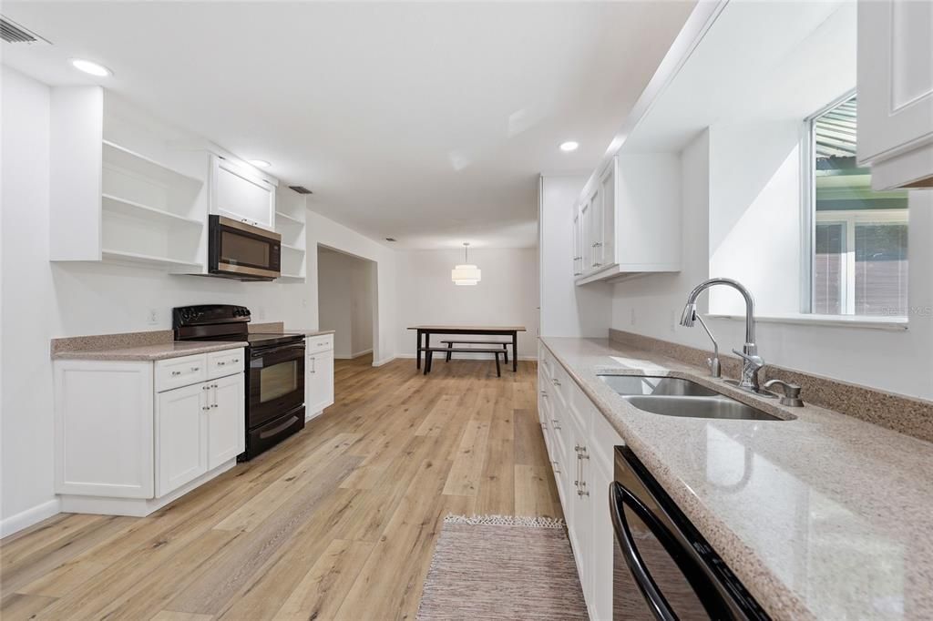 En Venta: $395,000 (2 camas, 3 baños, 2163 Pies cuadrados)