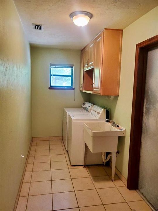 Activo con contrato: $559,900 (3 camas, 2 baños, 2120 Pies cuadrados)