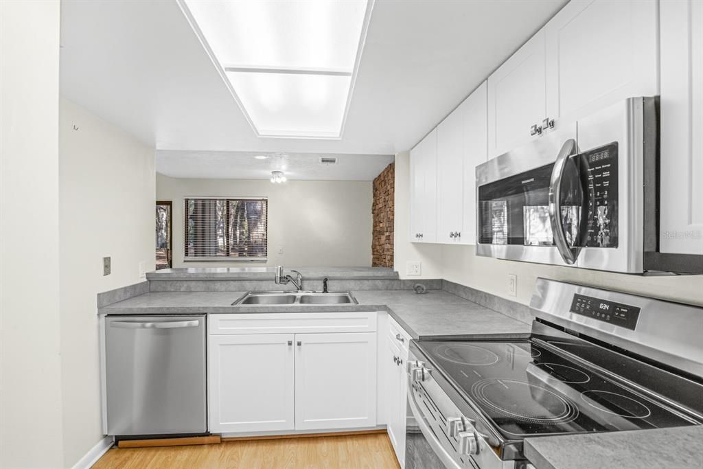 For Sale: $155,000 (3 beds, 2 baths, 1290 Square Feet)