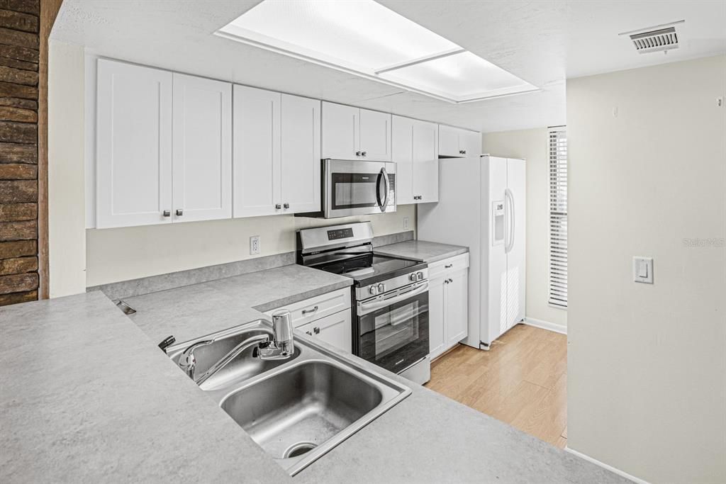 For Sale: $155,000 (3 beds, 2 baths, 1290 Square Feet)