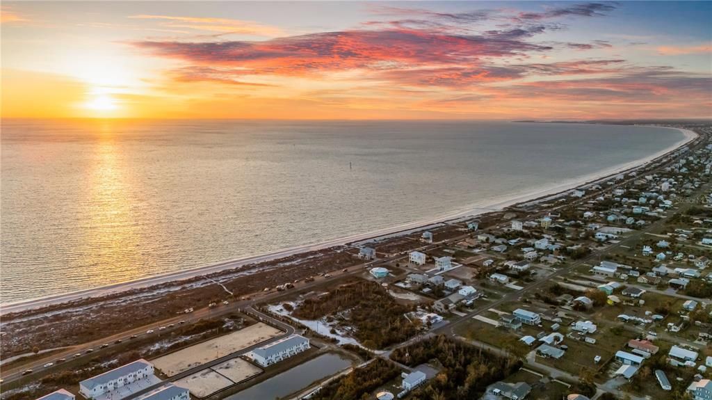 En Venta: $960,000 (0.16 acres)