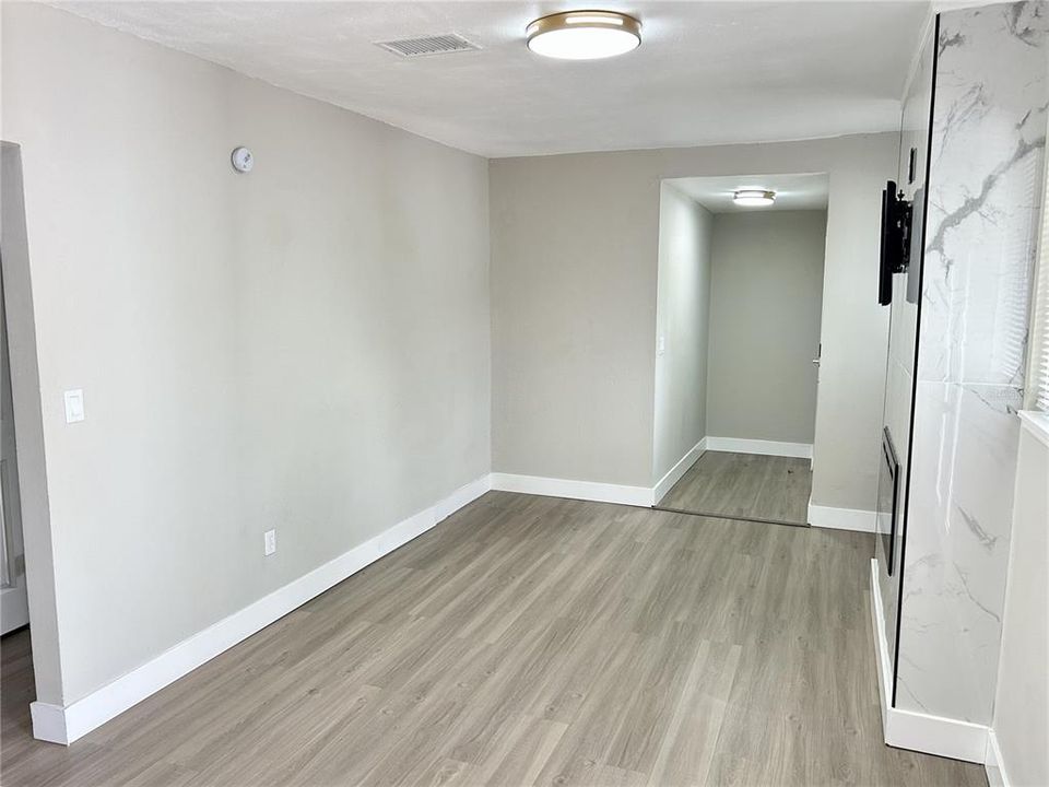 Activo con contrato: $2,200 (3 camas, 1 baños, 832 Pies cuadrados)