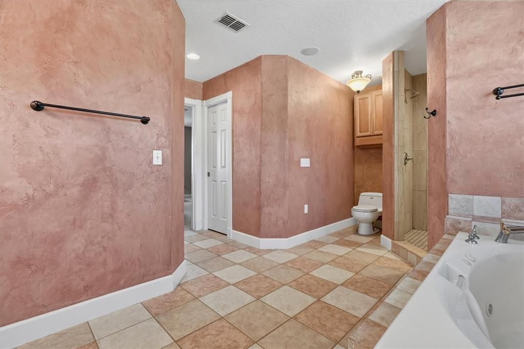 Active With Contract: $1,199,900 (5 beds, 4 baths, 4001 Square Feet)