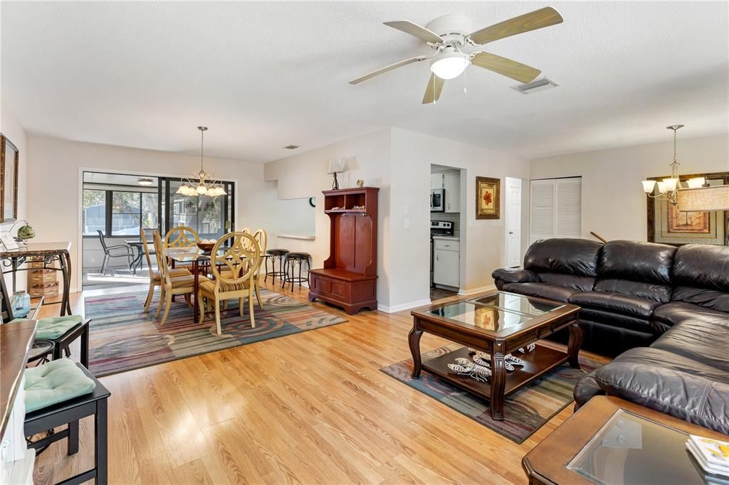En Venta: $549,900 (3 camas, 2 baños, 2350 Pies cuadrados)