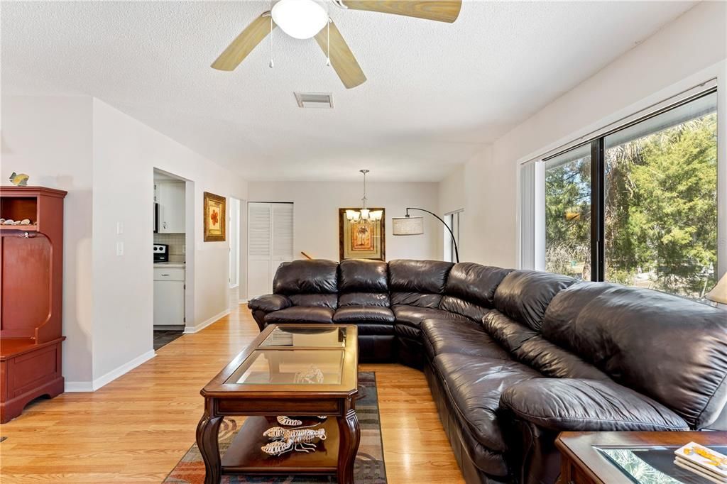 En Venta: $549,900 (3 camas, 2 baños, 2350 Pies cuadrados)