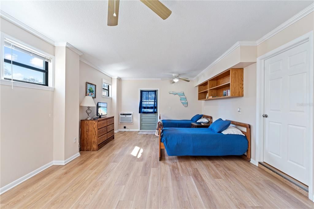 En Venta: $549,900 (3 camas, 2 baños, 2350 Pies cuadrados)