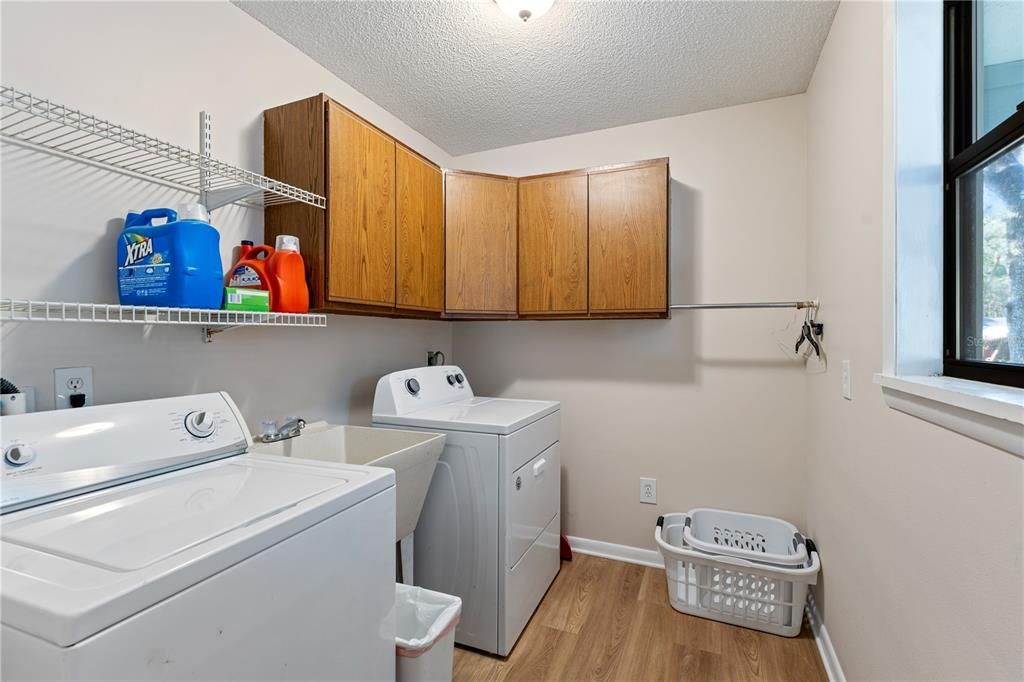 En Venta: $549,900 (3 camas, 2 baños, 2350 Pies cuadrados)