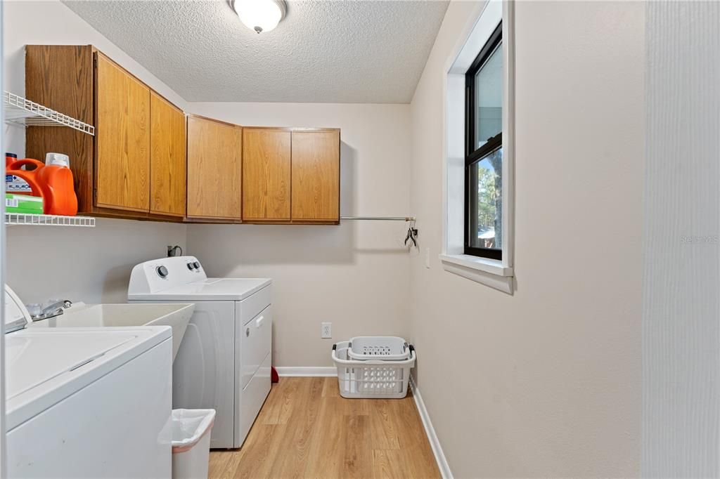 En Venta: $549,900 (3 camas, 2 baños, 2350 Pies cuadrados)