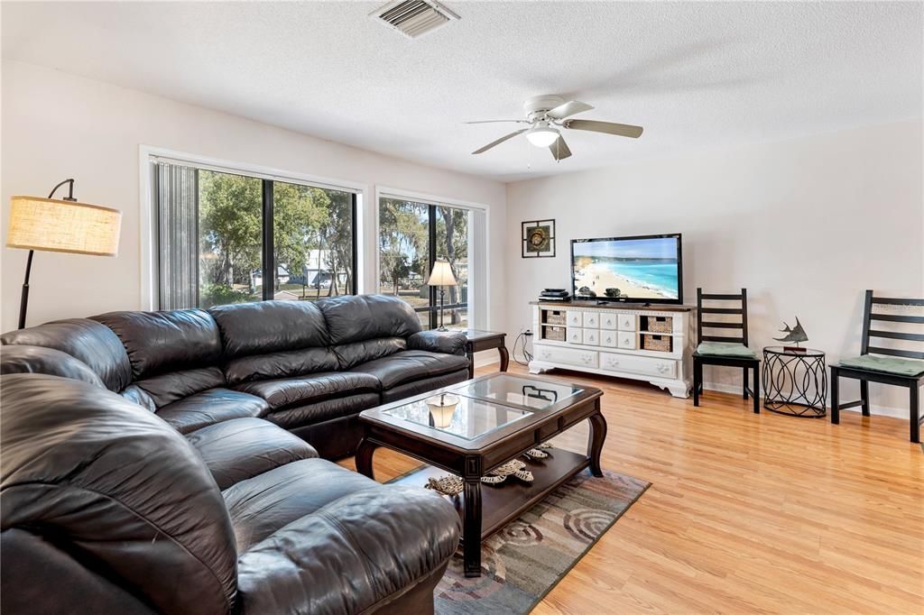 En Venta: $549,900 (3 camas, 2 baños, 2350 Pies cuadrados)