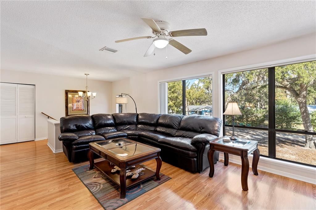 En Venta: $549,900 (3 camas, 2 baños, 2350 Pies cuadrados)