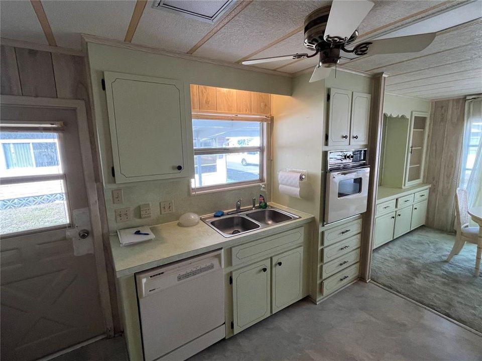 For Sale: $89,900 (2 beds, 2 baths, 1032 Square Feet)