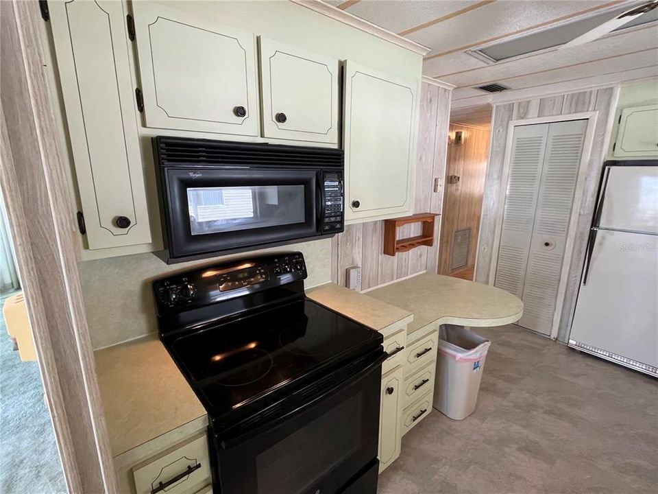 For Sale: $89,900 (2 beds, 2 baths, 1032 Square Feet)