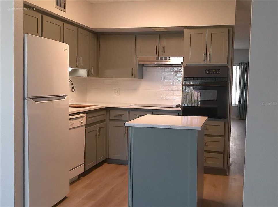 Active With Contract: $1,500 (2 beds, 1 baths, 1100 Square Feet)
