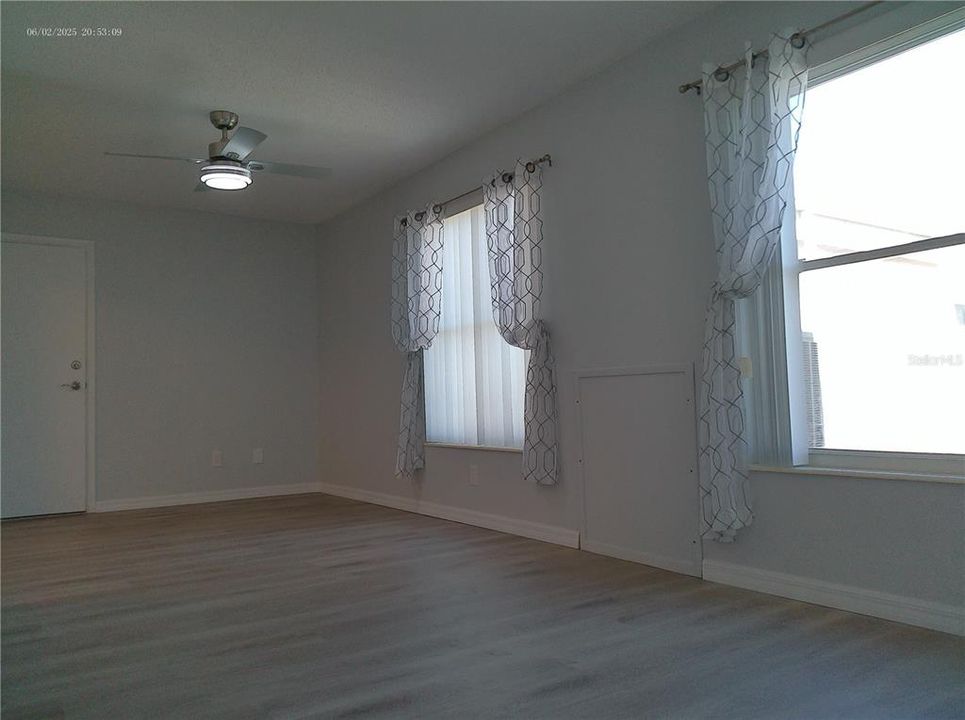 Active With Contract: $1,500 (2 beds, 1 baths, 1100 Square Feet)