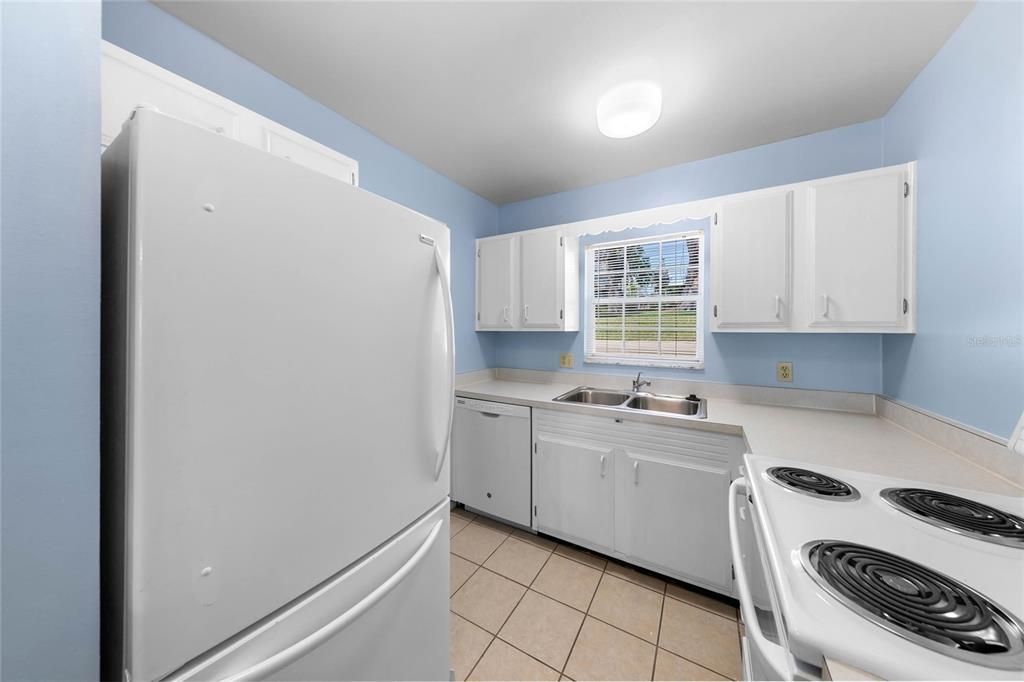 For Sale: $165,000 (2 beds, 2 baths, 1096 Square Feet)