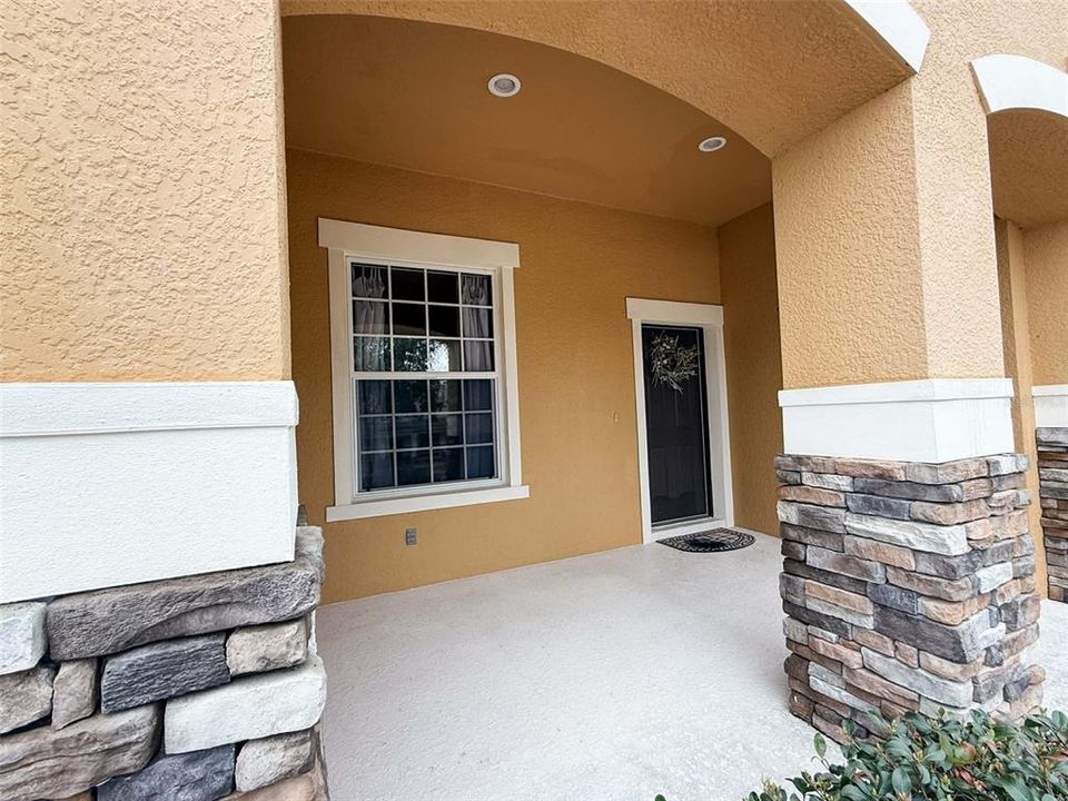 Activo con contrato: $459,900 (4 camas, 3 baños, 2370 Pies cuadrados)