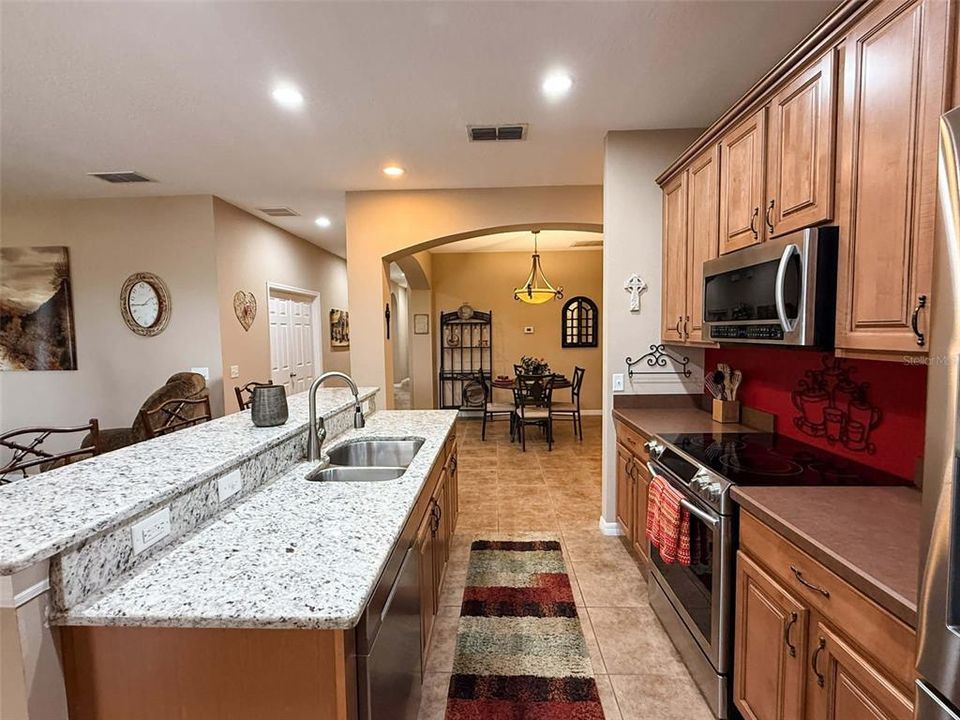 Activo con contrato: $459,900 (4 camas, 3 baños, 2370 Pies cuadrados)
