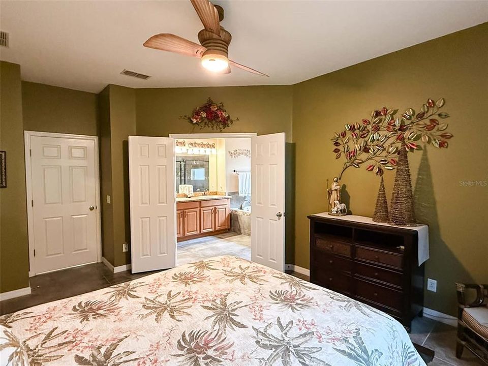 Activo con contrato: $459,900 (4 camas, 3 baños, 2370 Pies cuadrados)