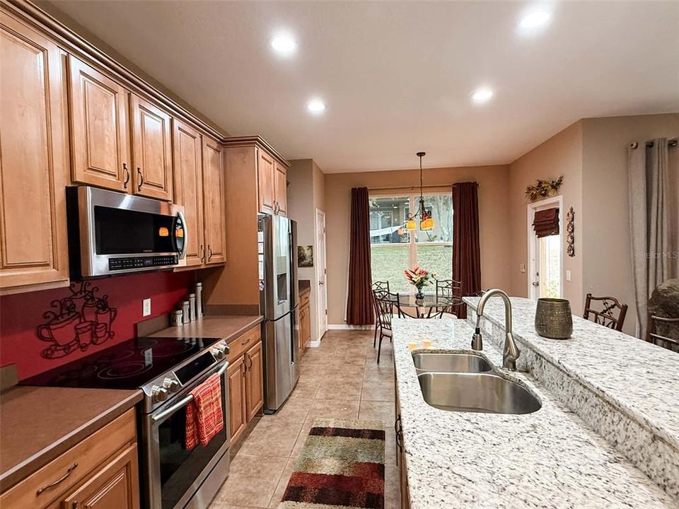 Activo con contrato: $459,900 (4 camas, 3 baños, 2370 Pies cuadrados)