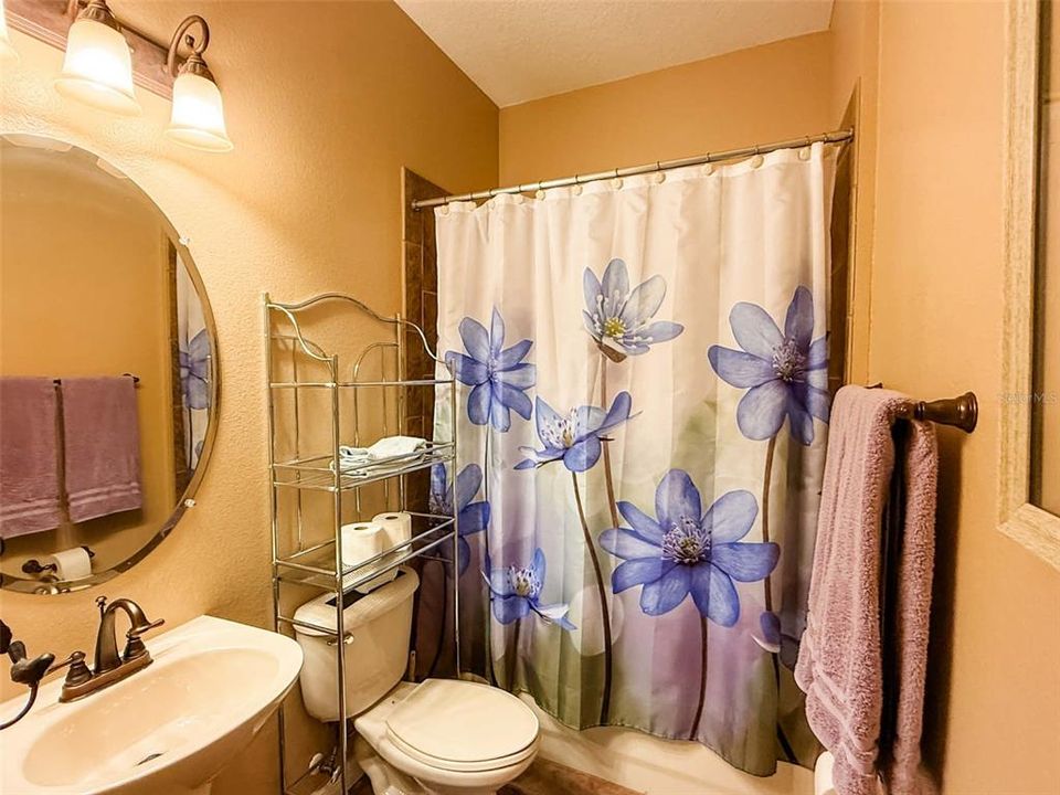 Activo con contrato: $459,900 (4 camas, 3 baños, 2370 Pies cuadrados)