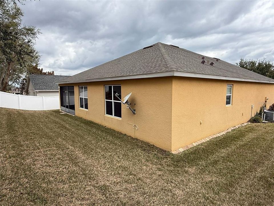 Activo con contrato: $459,900 (4 camas, 3 baños, 2370 Pies cuadrados)