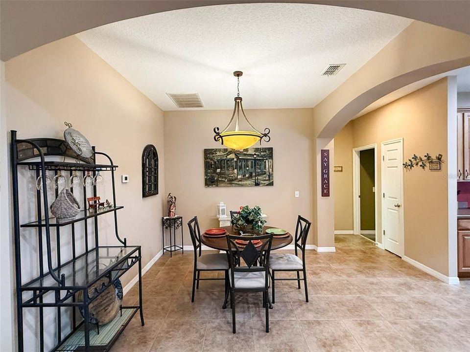 Activo con contrato: $459,900 (4 camas, 3 baños, 2370 Pies cuadrados)