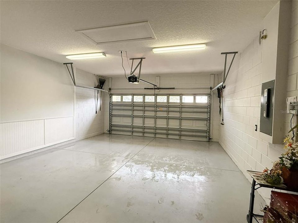 Activo con contrato: $459,900 (4 camas, 3 baños, 2370 Pies cuadrados)