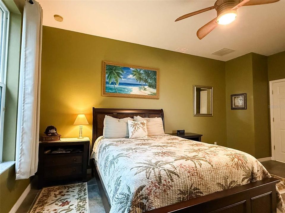 Activo con contrato: $459,900 (4 camas, 3 baños, 2370 Pies cuadrados)