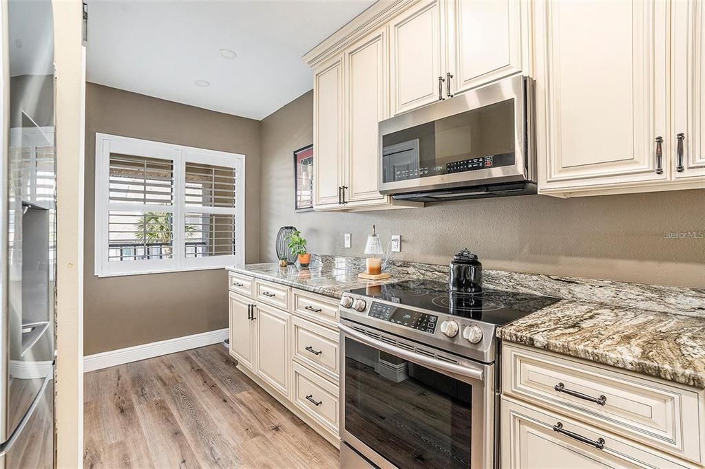 For Sale: $229,500 (2 beds, 2 baths, 1025 Square Feet)