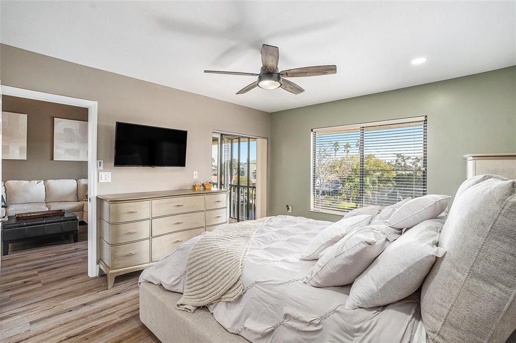 For Sale: $229,500 (2 beds, 2 baths, 1025 Square Feet)