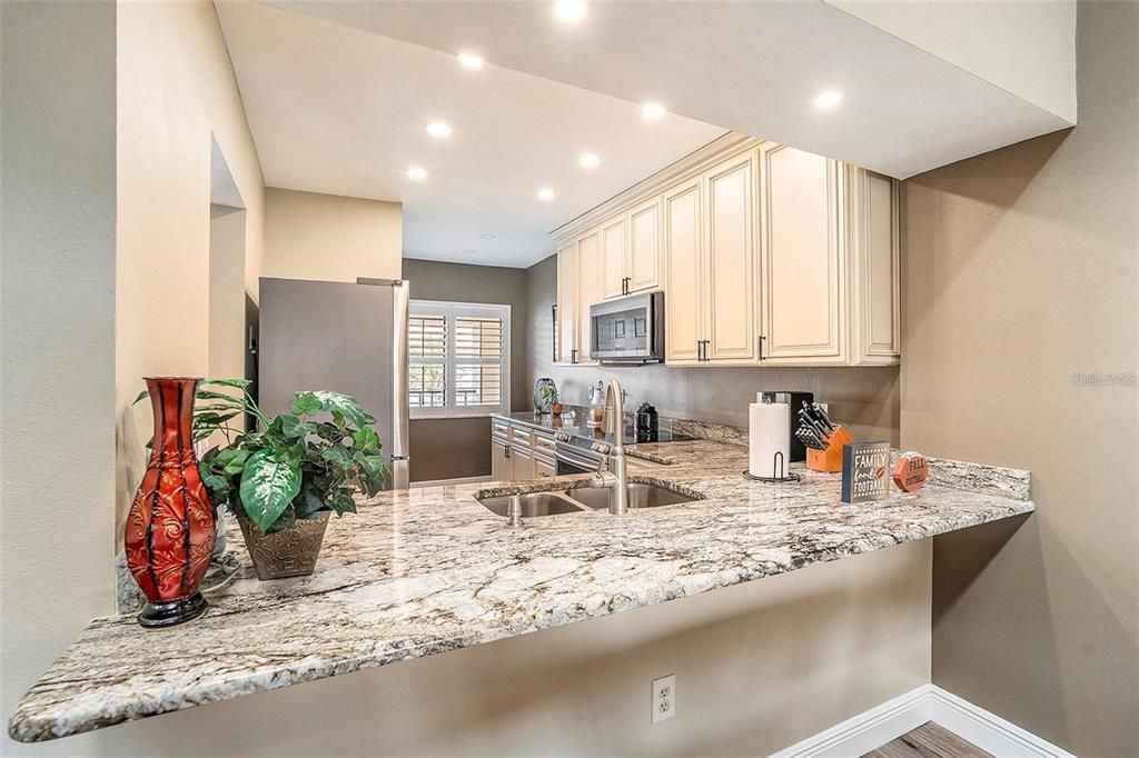 For Sale: $229,500 (2 beds, 2 baths, 1025 Square Feet)