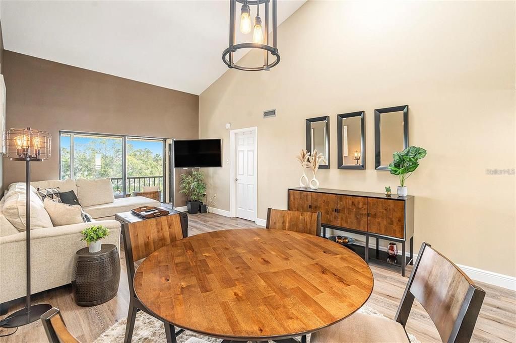 For Sale: $229,500 (2 beds, 2 baths, 1025 Square Feet)