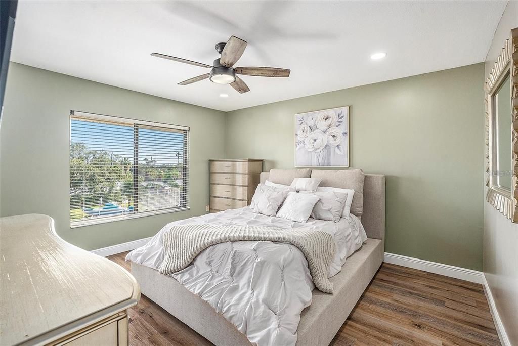 For Sale: $229,500 (2 beds, 2 baths, 1025 Square Feet)