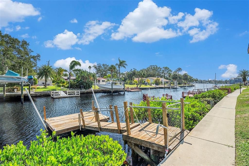 For Sale: $229,500 (2 beds, 2 baths, 1025 Square Feet)