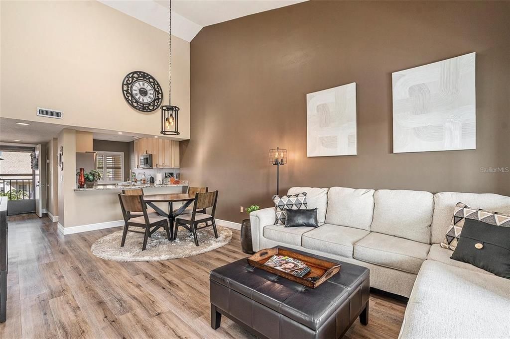 For Sale: $229,500 (2 beds, 2 baths, 1025 Square Feet)