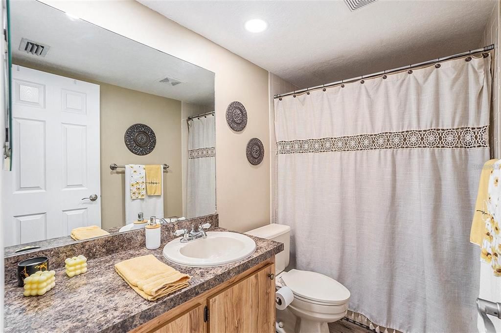 For Sale: $229,500 (2 beds, 2 baths, 1025 Square Feet)