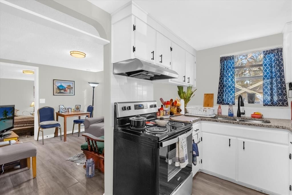 待售: $289,900 (0.57 acres)