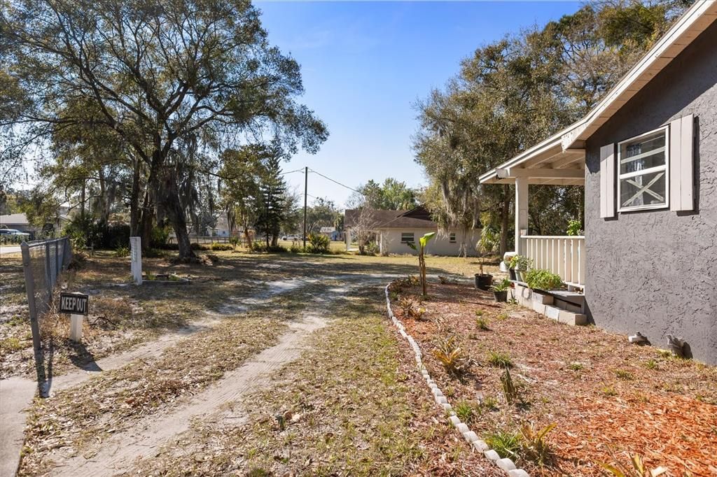 待售: $289,900 (0.57 acres)