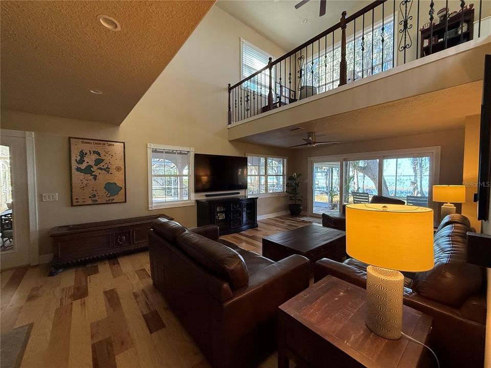En Venta: $995,000 (3 camas, 2 baños, 3163 Pies cuadrados)