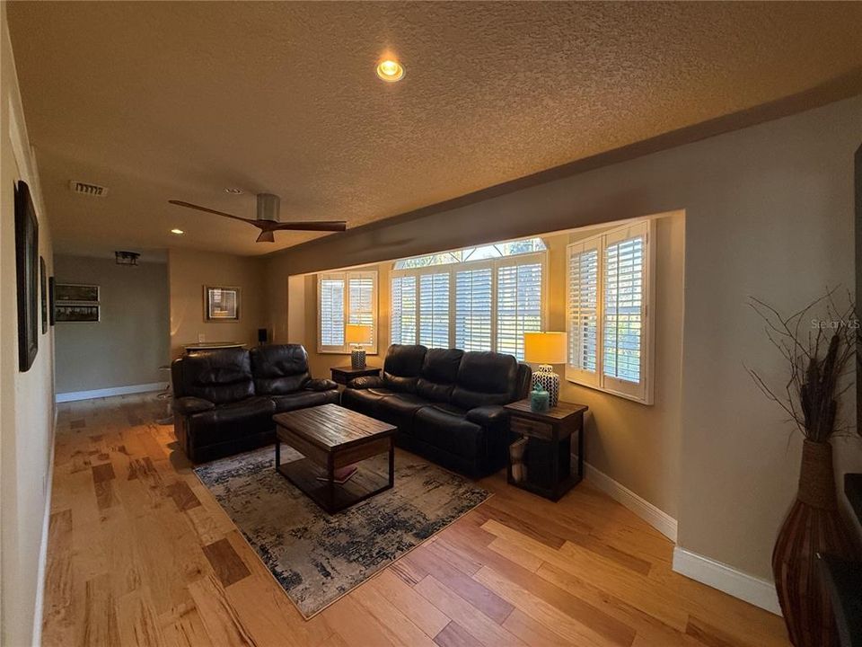 En Venta: $995,000 (3 camas, 2 baños, 3163 Pies cuadrados)