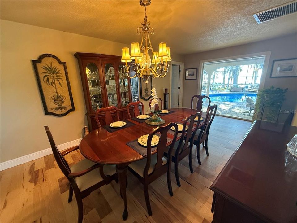 En Venta: $995,000 (3 camas, 2 baños, 3163 Pies cuadrados)