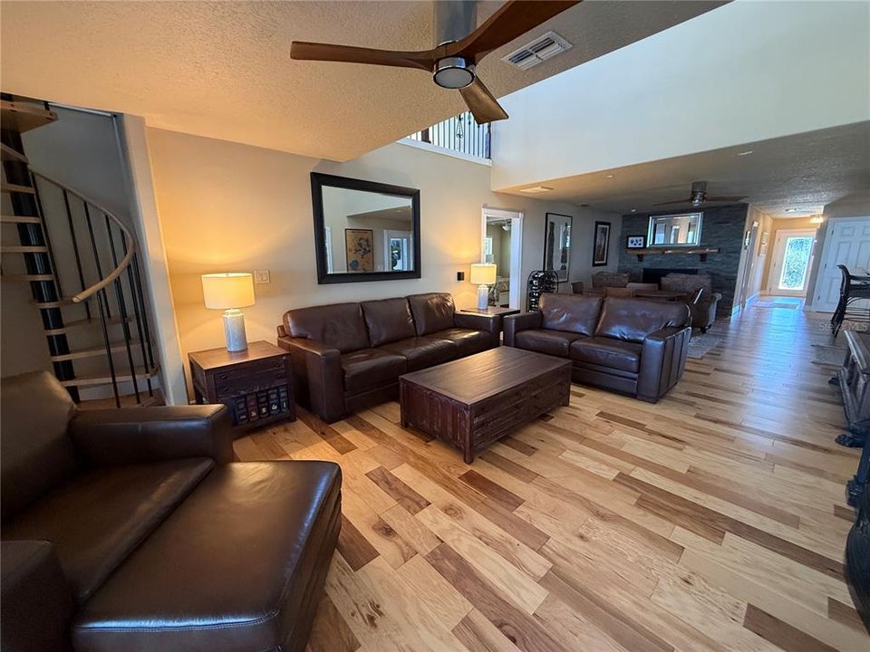 En Venta: $995,000 (3 camas, 2 baños, 3163 Pies cuadrados)
