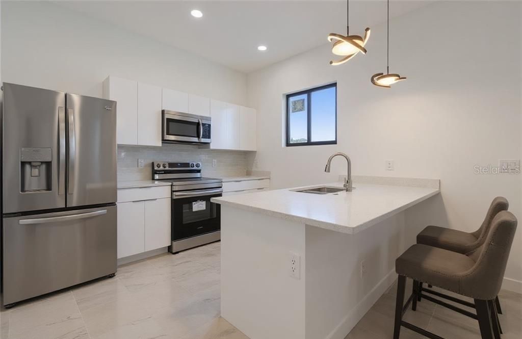 En Venta: $385,000 (4 camas, 3 baños, 1737 Pies cuadrados)