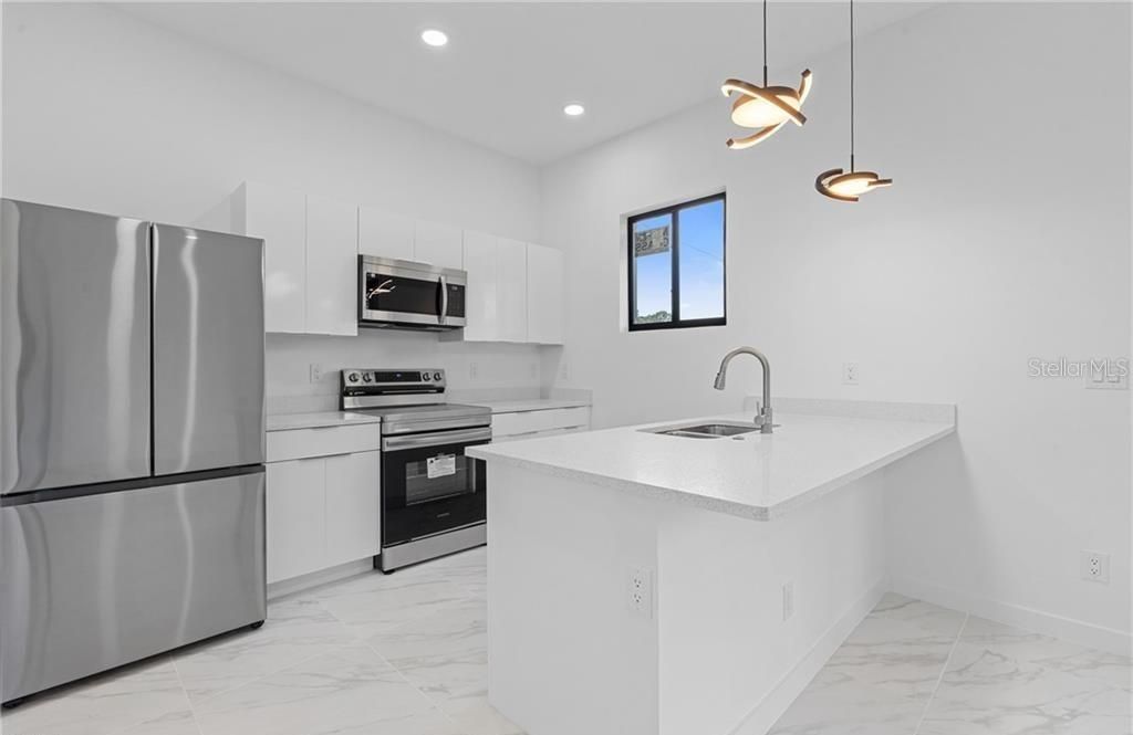 En Venta: $385,000 (4 camas, 3 baños, 1737 Pies cuadrados)