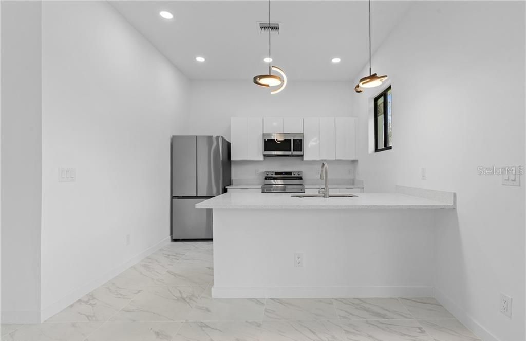 En Venta: $385,000 (4 camas, 3 baños, 1737 Pies cuadrados)