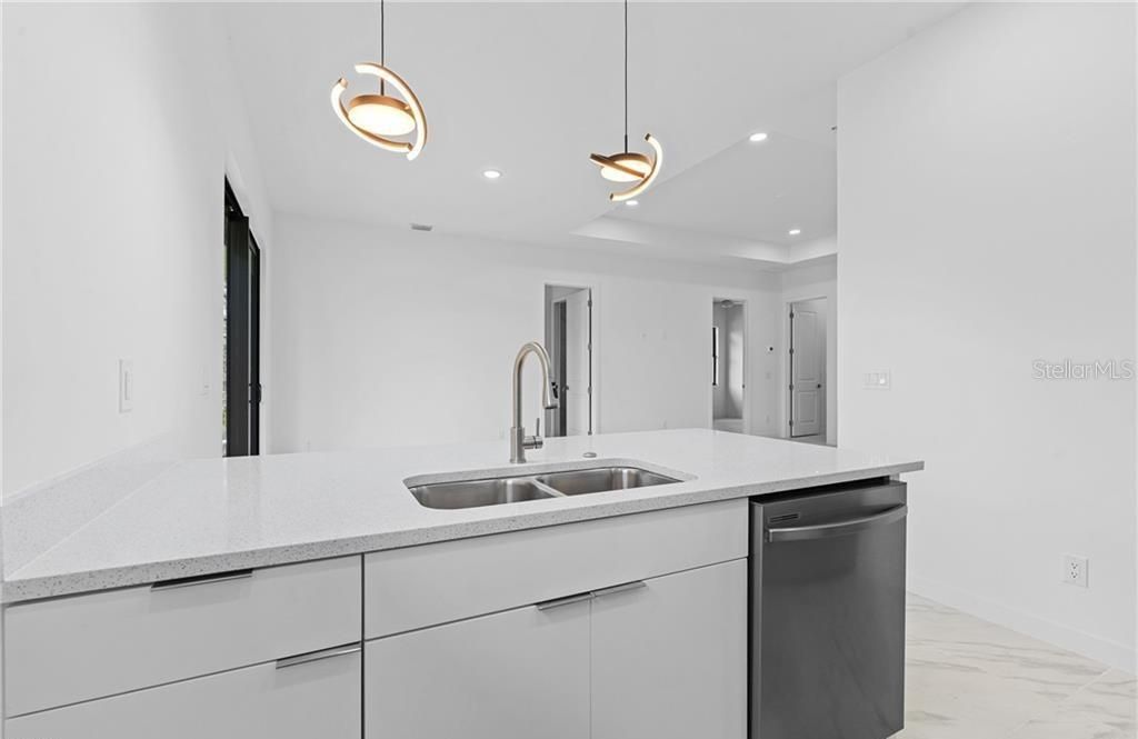 En Venta: $385,000 (4 camas, 3 baños, 1737 Pies cuadrados)